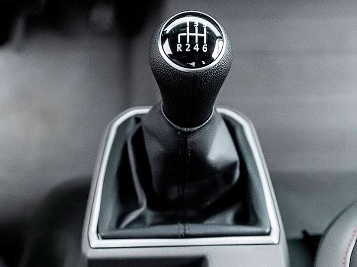 A alavanca de câmbio fica próxima ao motorista, o que facilita a circulação na cabine - Christian Castanho Volkswagem Delivery Express - Câmbio