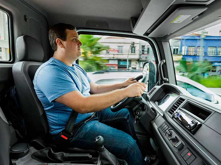 O Express tem quase o mesmo conforto de um automóvel. Na pista, retomada próxima à do UP! TSI - Christian Castanho Volkswagem Delivery Express - Cabine