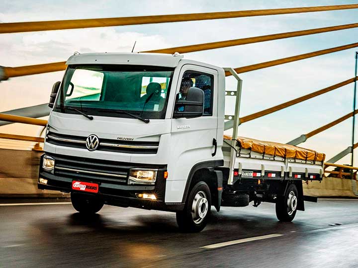 Os degraus de acesso ficam escondidos pelas portas, o que dificulta assaltos - Christian Castanho Vokswagen Delivery Express - Escadas na Porta