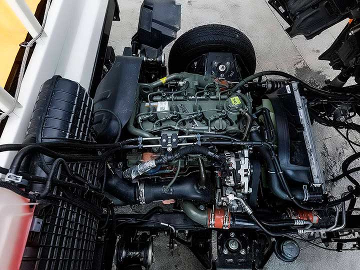 O motor está por baixo: basta soltar uma trava interna e uma externa para tombar a cabine e ter acesso a ele - Christian Castanho Volkswagen Delivery Express - Motor