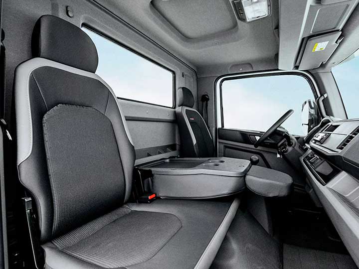 Há prateleiras no teto porta-objetos atrás do banco central - Christian Castanho Volkswagen Delivery Express - Bancos